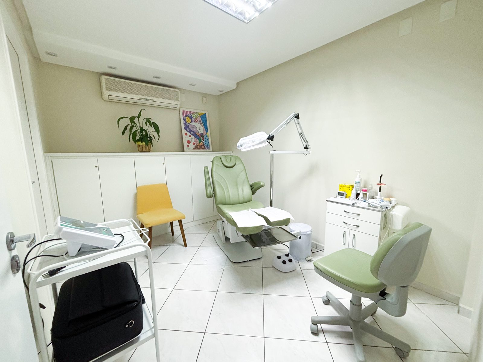 Sala de atendimento com cadeira podológica