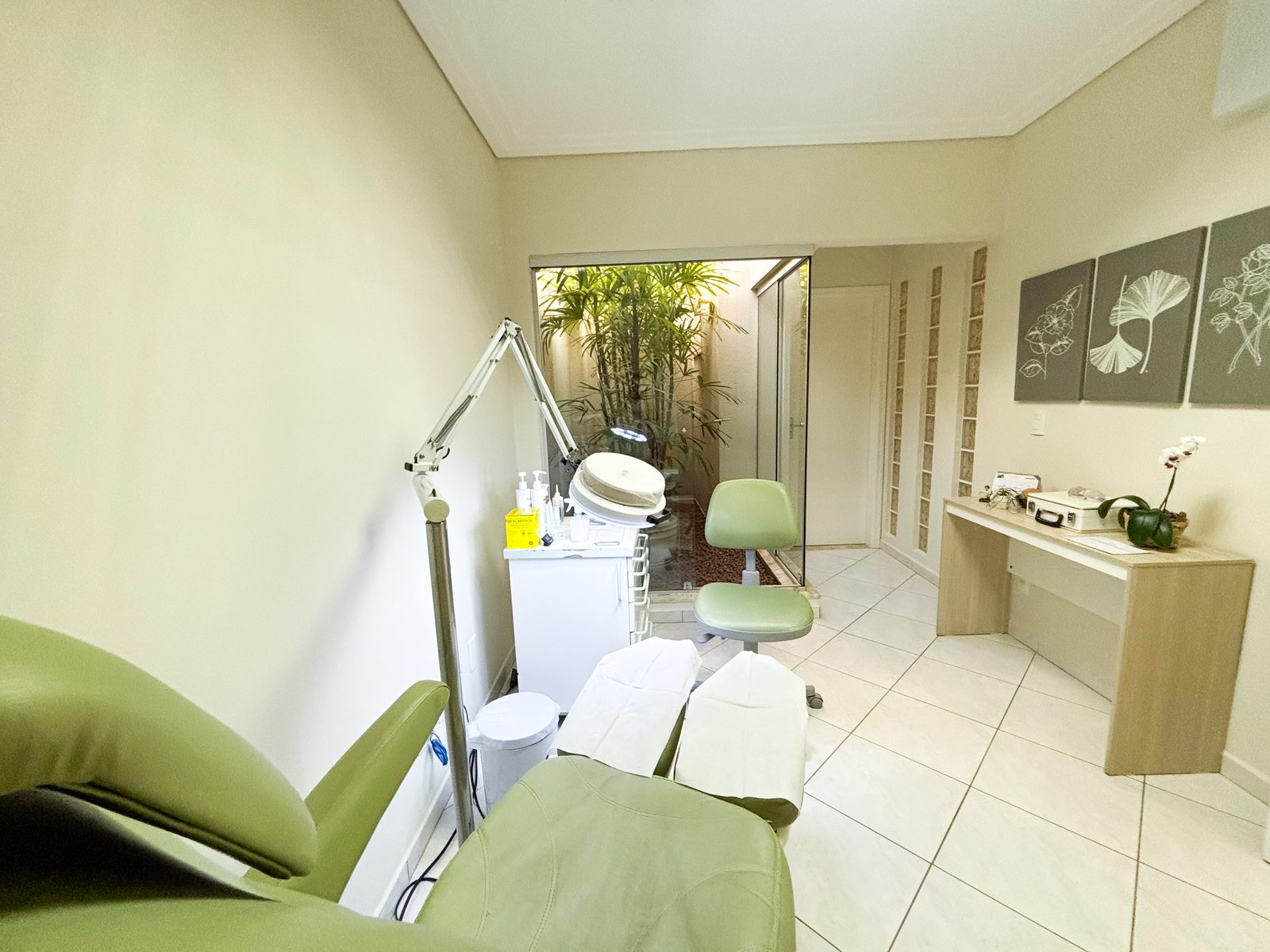 Segunda sala de atendimento com jardim interno